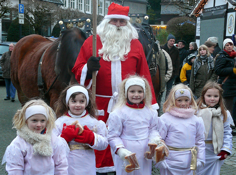 Nikolaus und Engelchen mit Weihnachststerngebäck