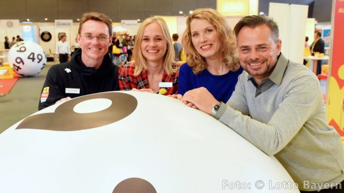 KENO-Glücksfee Annett Fleischer mit Lotto-Glücksfee Franziska Reichenbacher und dem Bayernlos „2. Chance“ Moderator Michael Sporer