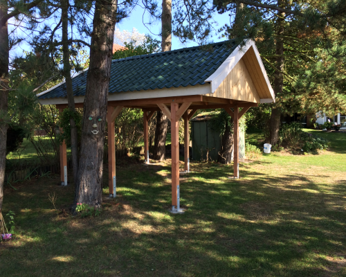 Carport mit Satteldach und einer Blecheindeckung in Pfannenoptik