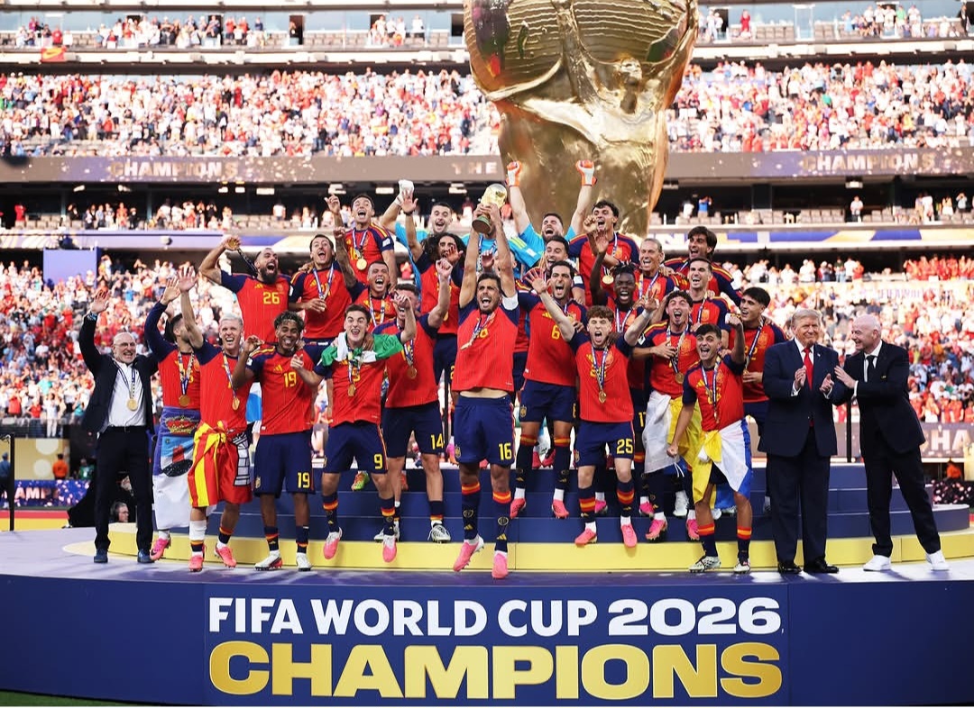 👨🏻‍⚕️🇵🇷Felicidades al Reino de España por su histórico triunfo en FIFA World Cup 2️⃣0️⃣2️⃣6️⃣🥳  La FIFA🏆🤔me la puso difícil en esta edición deportiva. Los dos equipos finalistas son excelentes🇦🇷🇪🇦😍 Si ganaba Argentina 🇦🇷 pues se celebraba pues el trofeo se quedaba en latinoamerica🥳  Pero ganó España 🇪🇦 y se celebra pues los puertorriqueños tenemos sangre española🥳 #IndígenaTainos 🏝 #Africana 🌍 #Española 🇪🇦 #TradiciónMulticultural   El evento de clausura de #FIFAWorldCup, fue el epicentro de un momento histórico🤩 Repasemos:   ✅️Dra. Claudia Sheinbaum Pardo, la primera mujer presidente de México y la primer presidente de los EUM 🇲🇽 en asistir a un cierre de la FIFA.  ✅️Hon. Mark Carney, Primer Ministro de Canadá 🇨🇦 en asistir a un cierre de la FIFA.   ✅️Su majestad Felipe VI, primer Rey de España 👑 en asistir a un cierre de la FIFA en el siglo XXI.  ✅️El Hon. Pedro Sánchez Pérez-Castejón, primer presidente de España 🇪🇦 en asistir a un cierre de la FIFA.  ✅️Primera ceremonia de clausura con dos países hispanohablantes del siglo XXI. Han pasado 96 años desde que sucedió esto por primera vez entre 🇺🇾 y 🇦🇷 en el 1930.  ☑️Señor Donald Trump, el primer presidente convicto estadounidense 🇺🇲 que asiste a un cierre de la FIFA en toda su historia.   ¿Que otras situaciones que consideres históricas de este evento añadirias?🤔  🇵🇷🇦🇷🇪🇦🥳 #España #EspañaCampeones #EspañaFIFA  #FIFAWorldCupEspaña  En Puerto Rico, también se habla en #Español ¡#Puñeta! Ñ Imagenes: MILENIO 
