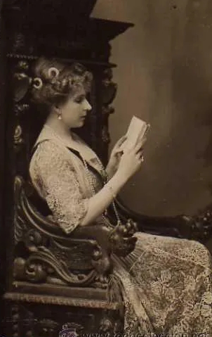 La reina Victoria Eugenia leyendo un libro, 1915. Fotografía de Christian Franzen, gelatina sobre papel. Patrimonio Nacional, Madrid. Archivo General de Palacio.