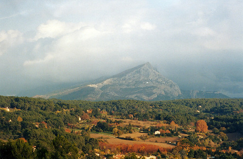 Cadena de montañas calizas al Sur de Francia, principal santuario de su culto:la Sainte Victoire...todas las apariciones espectrales de sus diferentes versiones paisajistas,se proyectan luego en la naturaleza muerta...