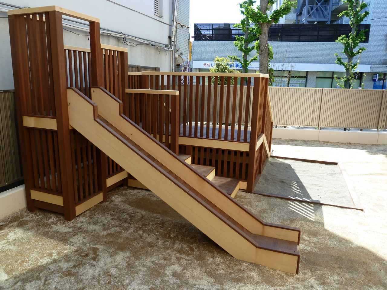 階段からも登れます。何回も何回も登ったり、すべり台を楽しみます。