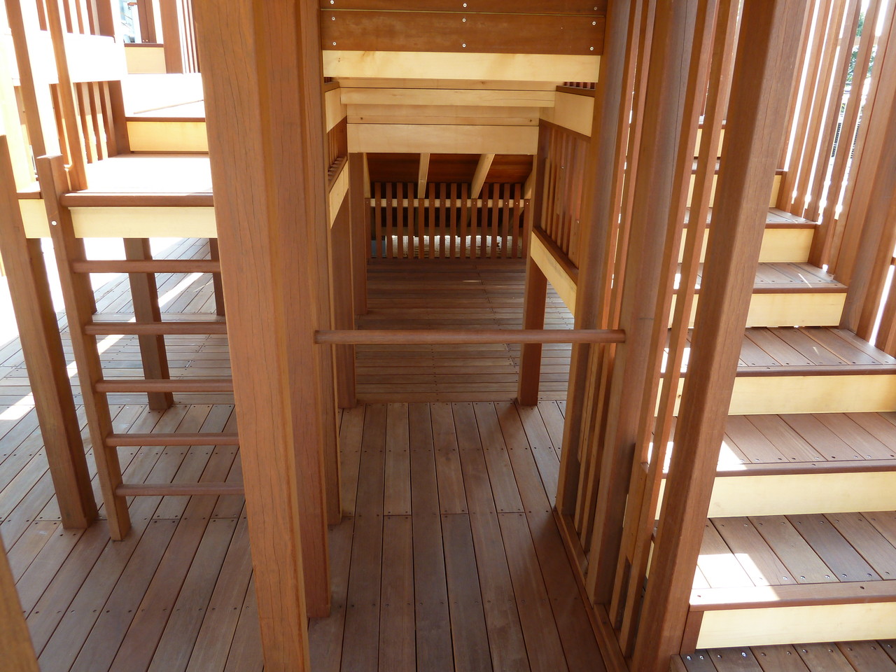 鉄棒ならぬ『木棒』。はしごや階段からも上に登れます。