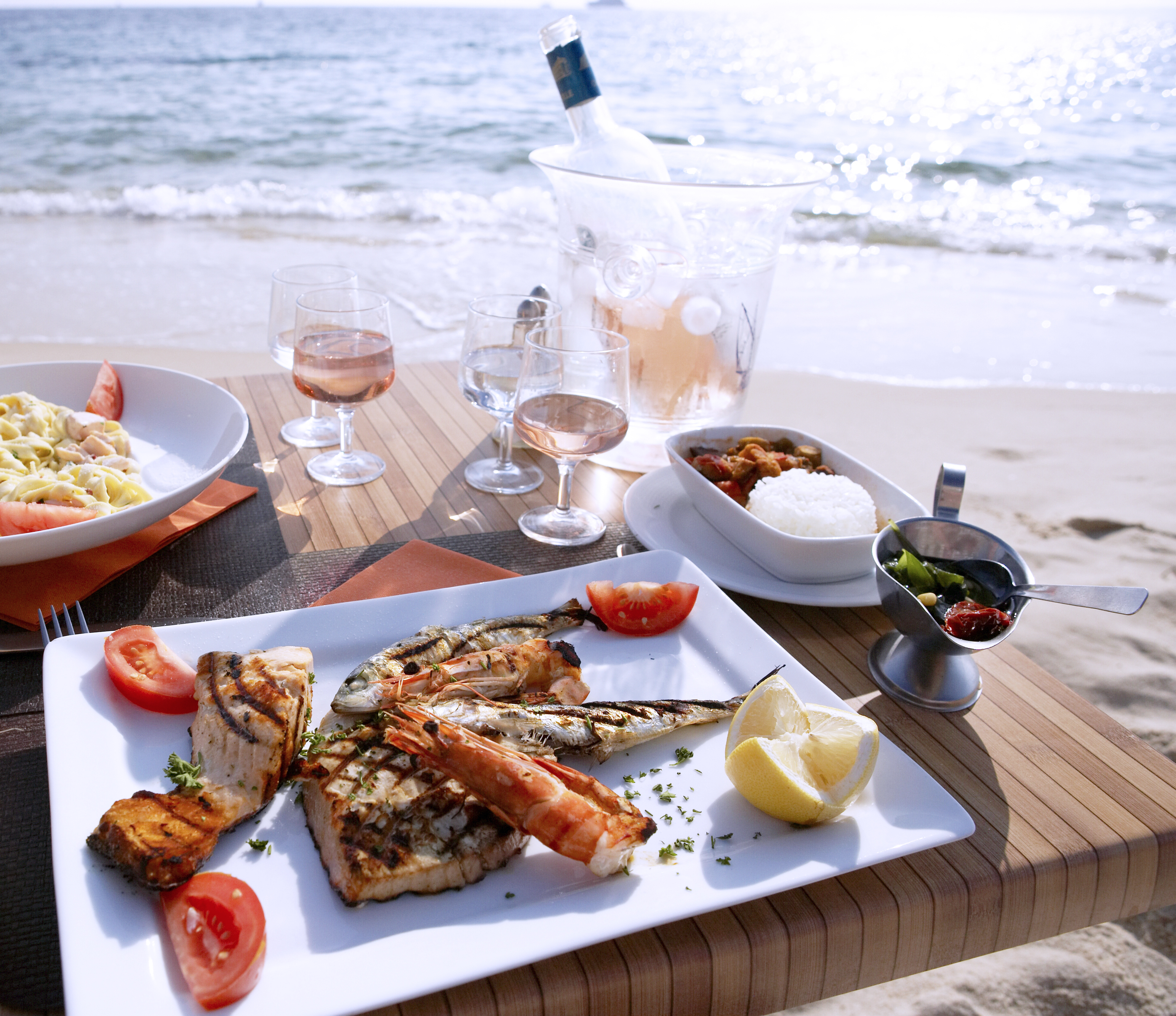 Морской ужин. Ужин на берегу моря. Завтрак с видом на море. Средиземноморский завтрак. Обед на море.