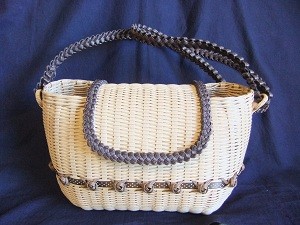 No.７７　New！　バラの飾りのポシェット　　　　価格２３００円　　　横２３ｃｍ×高さ１８ｃｍ×奥行き１２ｃｍ