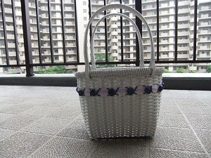 No.７５　New‼  　バラの飾りのミニバッグ　　価格１５００円　　横１５ｃｍ×高さ１６ｃｍ×奥行き１１ｃｍ
