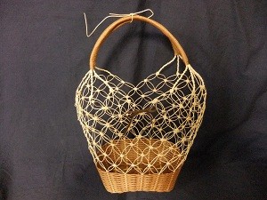 No.７３　New！　　マクラメ編みバッグ　　　　価格１５００円　横１５ｃｍ×高さ３２ｃｍ×奥行き１１ｃｍ