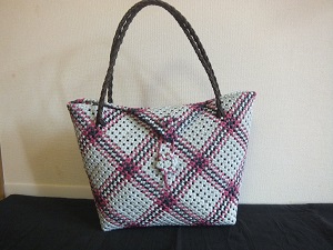 No.109　斜め石畳バッグ　　sold out  横24㎝×奥行12㎝×高さ23㎝　　¥3300