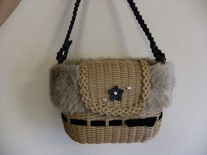 No.８２　ファーポシェット　　　価格２５００円　　　横２４ｃｍ×高さ１７ｃｍ×奥行き１０ｃｍ