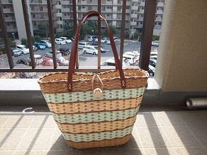No.９０　　革持ち手のボーダーバッグ　　　価格３０００円　　横２４ｃｍ×奥行き１９ｃｍ×高さ２５ｃｍ