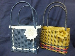 No.99　　　花飾り付き手提げ　　　　　　　価格１９００円　　　横１６ｃｍ×高さ１４ｃｍ×奥行き９ｃｍ