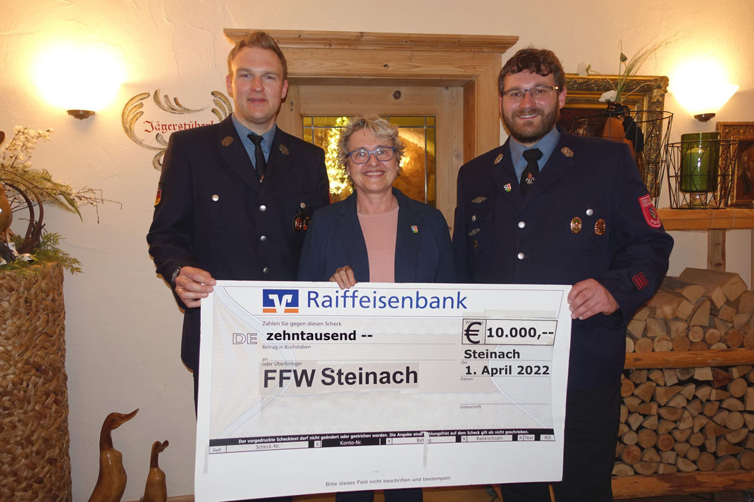 Die Vorsitzenden Andreas Foidl (links) und Franz Holmer jun. überreichten Bürgermeisterin Christine Hammerschick einen Scheck.