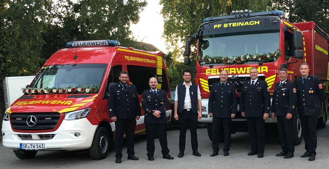 Die FFW Steinach kann sich glücklich schätzen zwei solche Fahrzeuge bekommen zu haben. v.l. 2. Vorsitzender Franz Holmer jun., 2. Kommandant Tobias Schweiger, stellvertretender Landrat Andreas Aichinger, Kommandant Jürgen Reimann, KBI Markus Huber, KBR