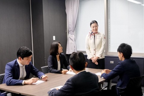 ※掲載写真は、日本航空株式会社よりご提供いただいた公式写真です。当院では、JAL研修で学んだ接遇・コミュニケーション・チームづくりを、日々の患者さん対応に活かしています。