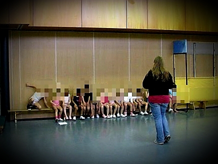 2009. Onzeker en ongelukkig voor de klas: eigenlijk was het aan mijn hele houding al af te lezen...