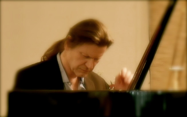 Der Komponist Michael Strasser spielt das prämierte Klavierstück "Étude concertante" live in Bonn