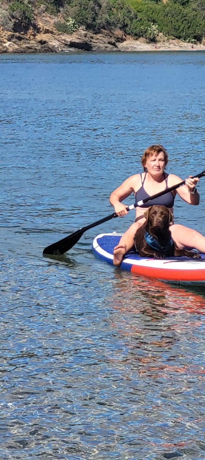 Fritzi übt SUP fahren 