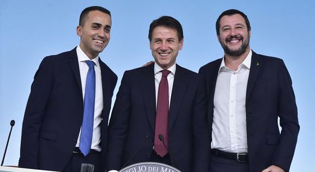 In centro Giuseppe Conte, a sinistra Luigi Di Maio, a destra Matteo Salvini