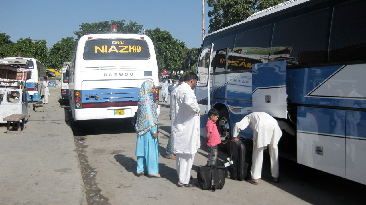 値段は高いが快適さと安全を売る韓国系のバス会社Daewooを真似て、パキスタンの高速バスも洒落た制服を着た女性車掌を乗せた、きれいなバスに様変わりしていた。
