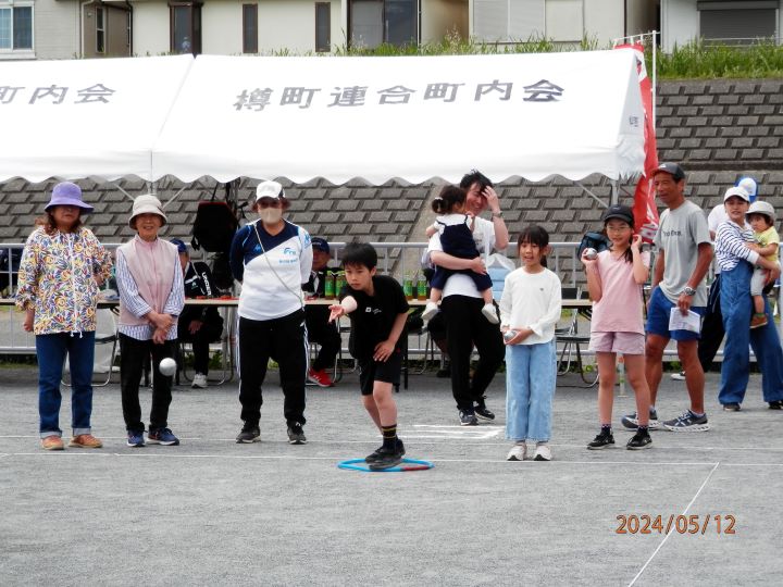 応援、見守る大人たち。