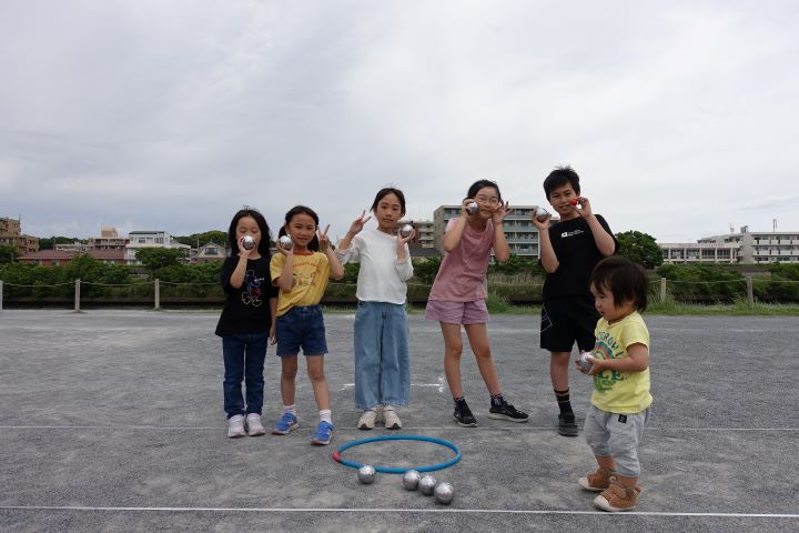 小さい子も交えて、みんなでポーズ。