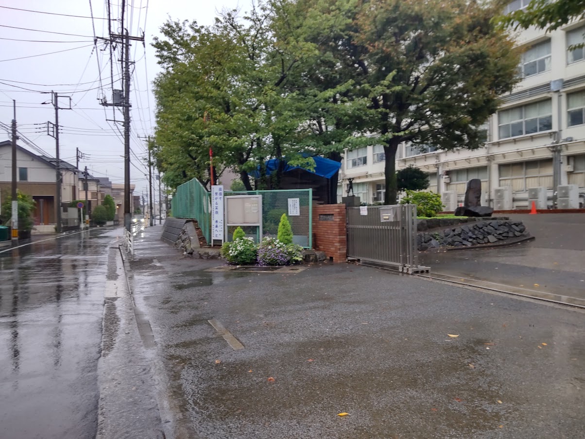 雨の日曜日、人通りも少なく、先生や部活の生徒が登校。