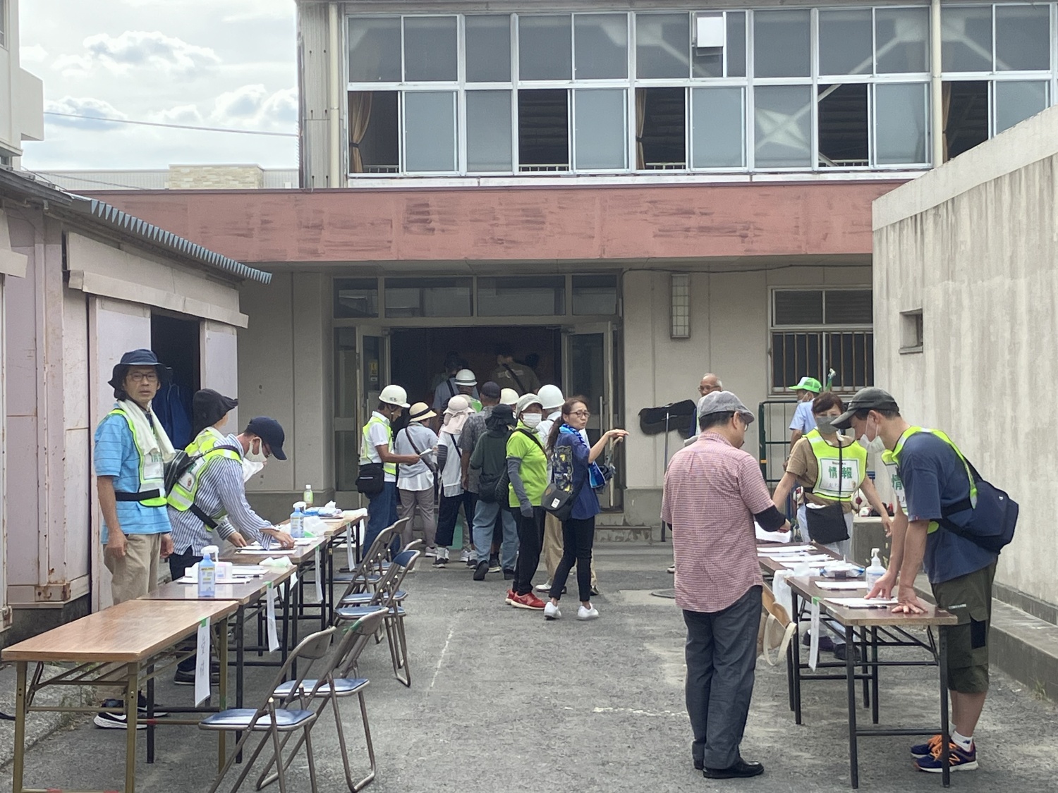 体育館前の避難者受付の様子。