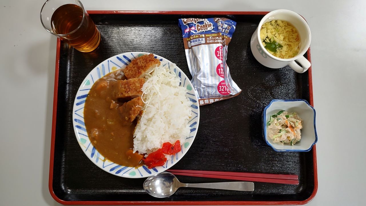 今月はカツカレーに玉子スープにおみあげも！