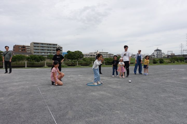 決勝試合の進行中も空コートで子ども達が模擬試合。