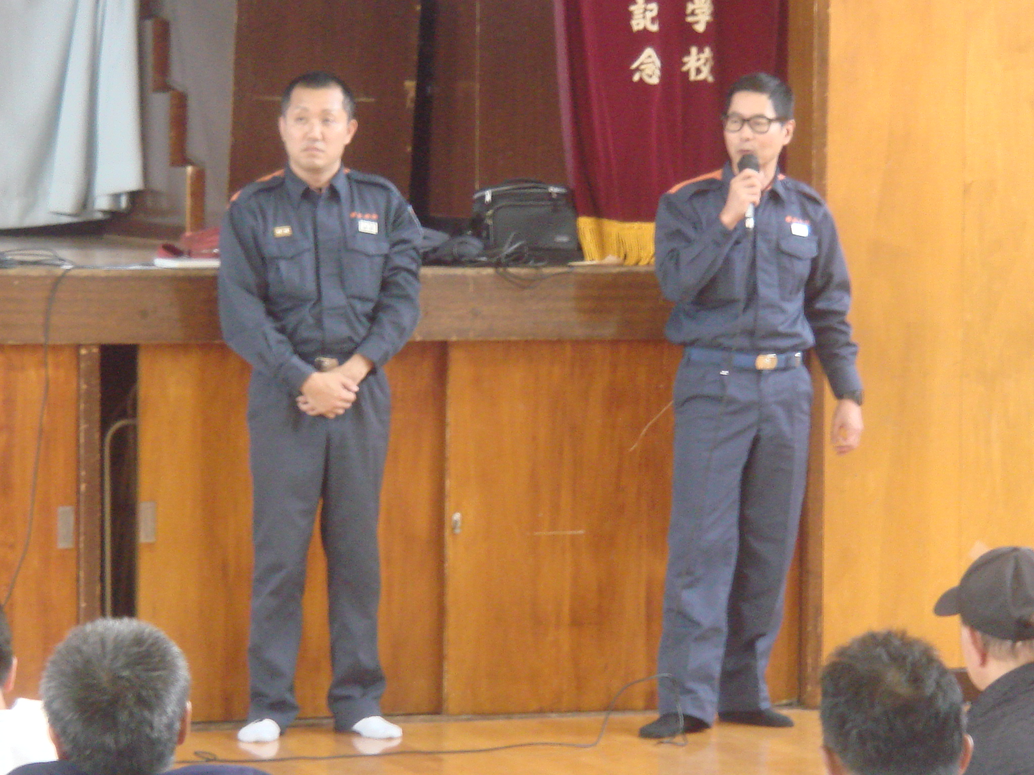 長谷部港北消防署長（右）と浅見綱島出張所長（左）があいさつ。