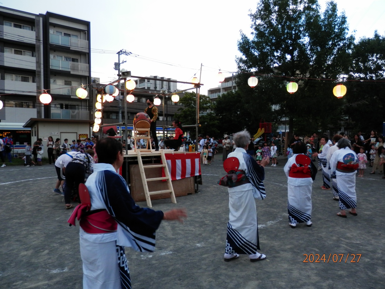 ひまわり会の有志がお揃いの浴衣で踊ります