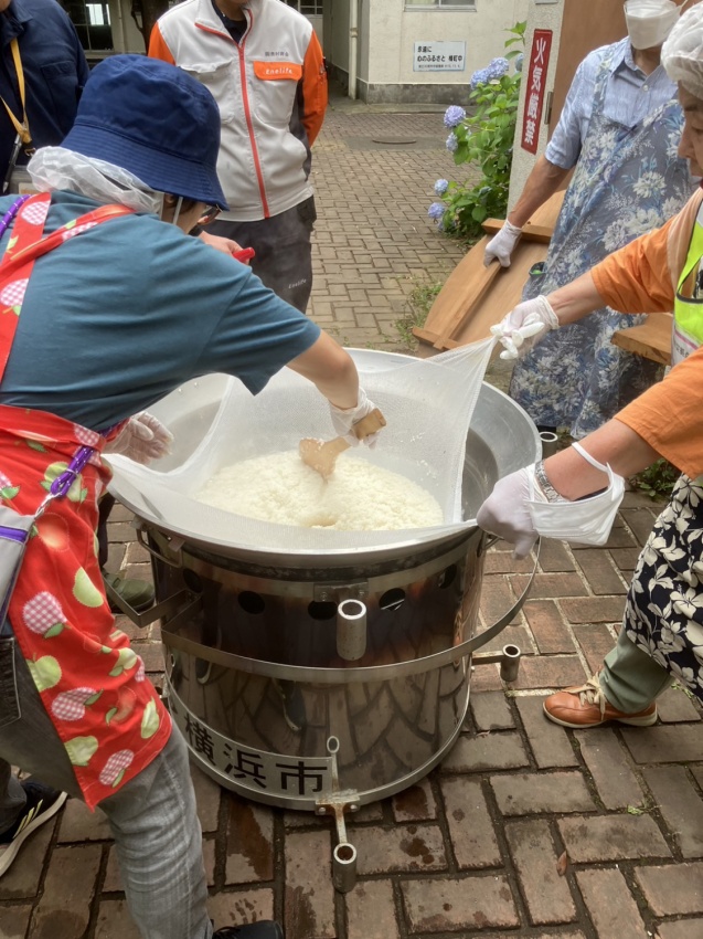 家庭防災員による、炊き出し訓練。