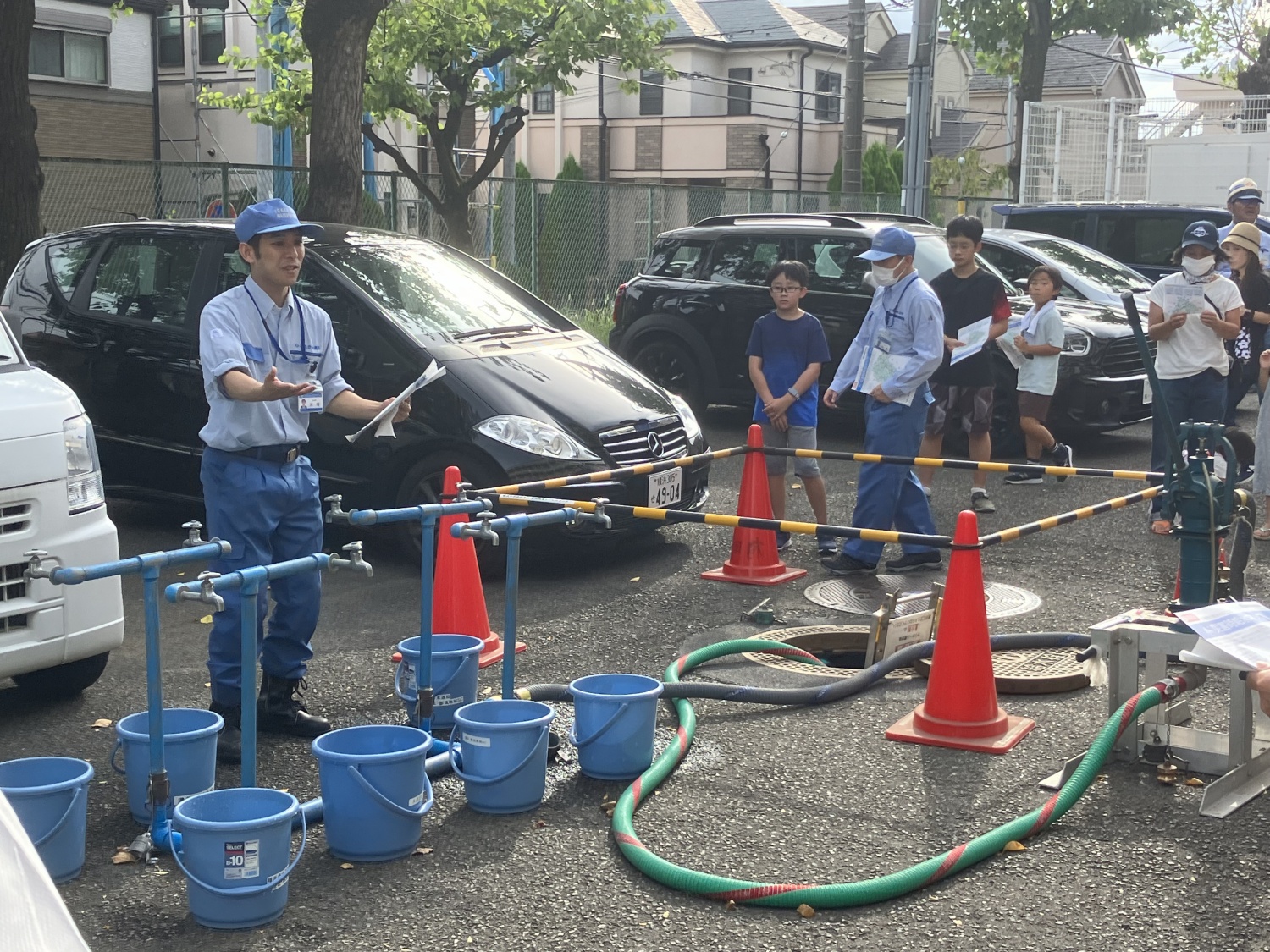 水道局による非常給水栓のデモ。