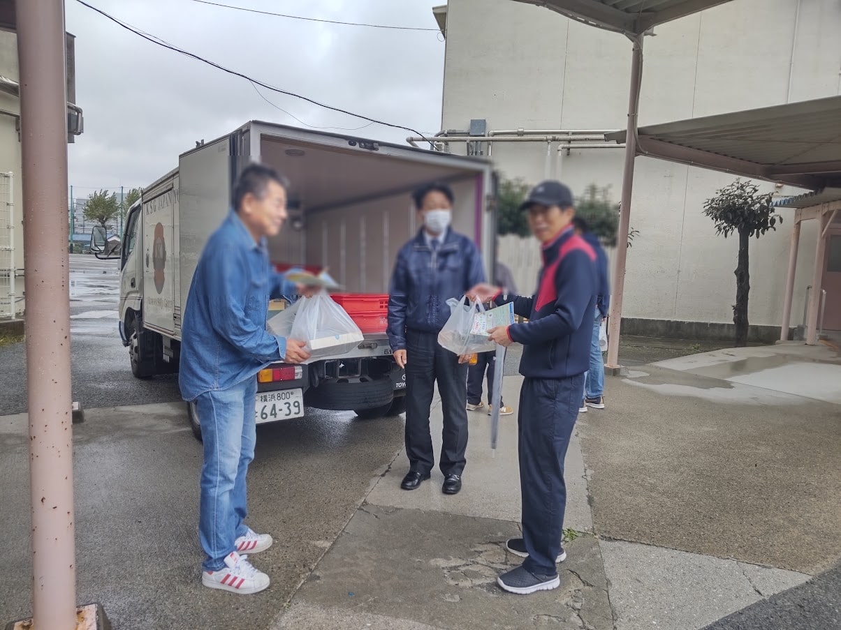 準備に協力した樽地区スポーツ推進委員、青少年指導員も「雨で残念でした」とお弁当を受取りに。