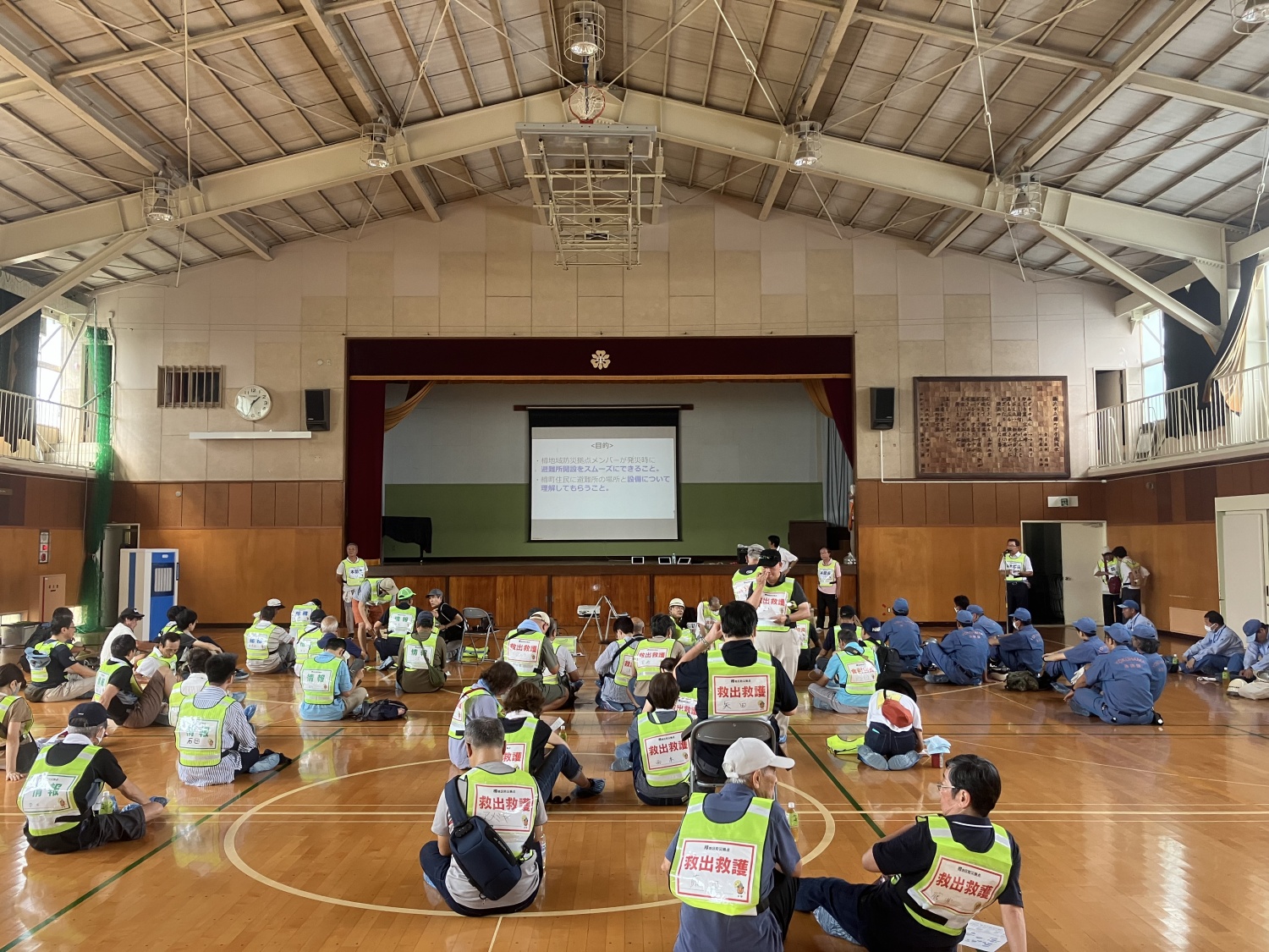 運営委員や関係者で開会式。