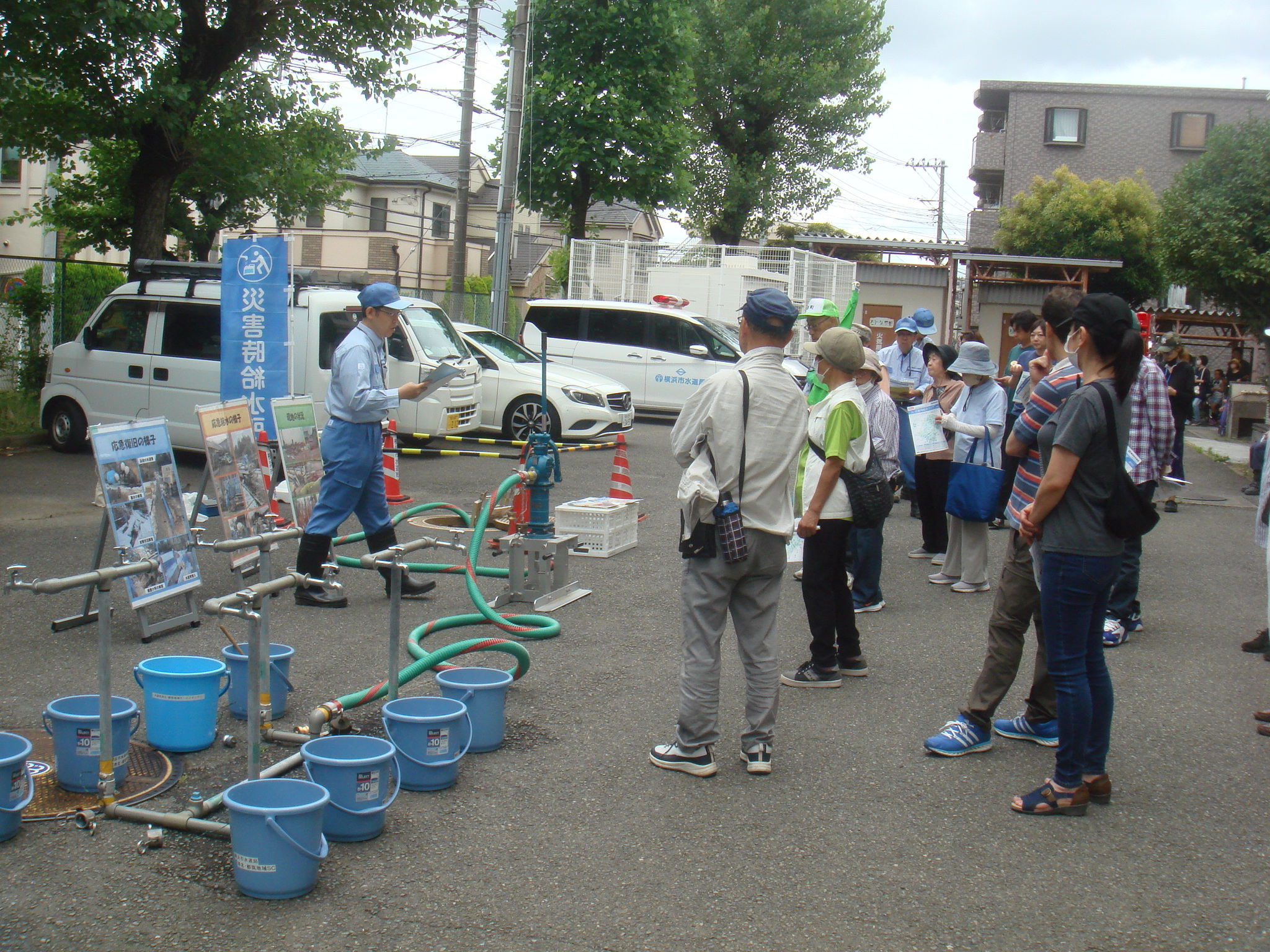 水道局による災害時給水所のデモ。