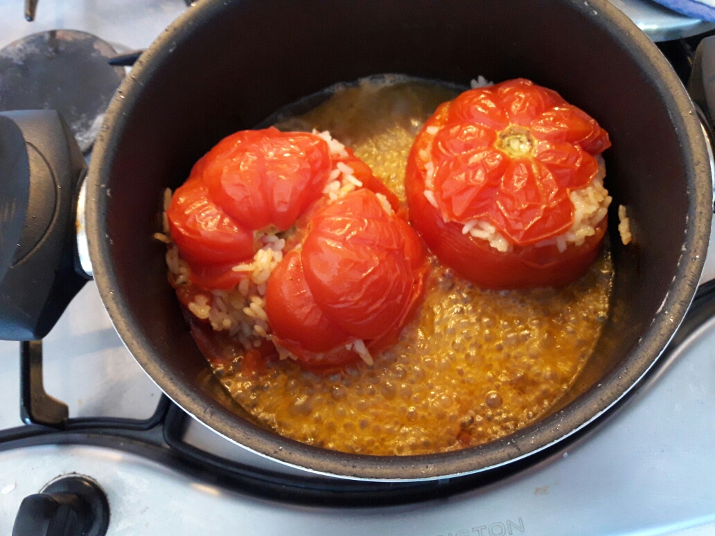 Ma anche l'olio presente all'interno del pomodoro contribuisce alla cottura insaporendo il riso.
