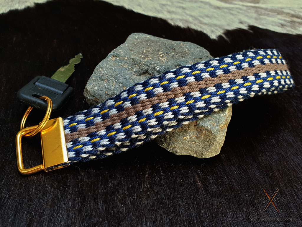 Schlüsselanhänger, handgemacht mit Metallklemme, aus Baumwolle in blau, braun, gelb und grau