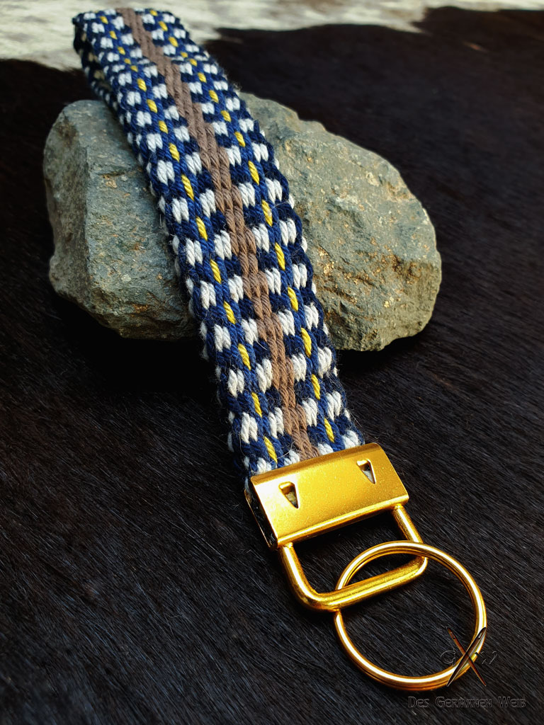 Schlüsselanhänger, handgemacht mit Metallklemme, aus Baumwolle in blau, braun, gelb und grau