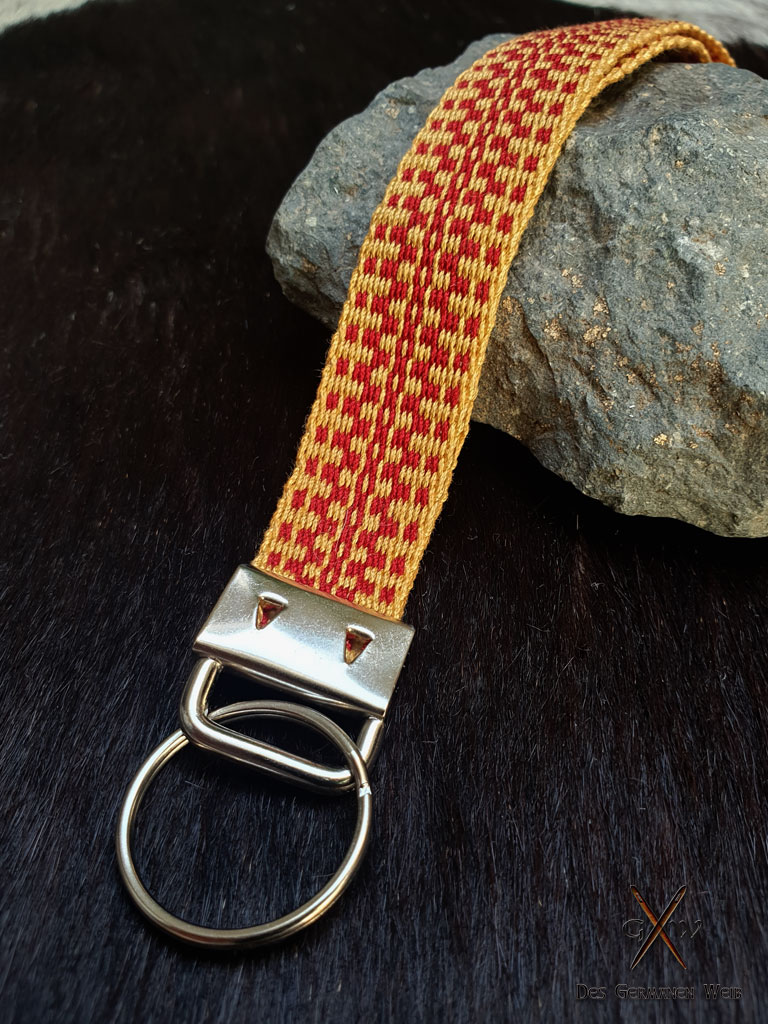 Schlüsselanhänger, handgemacht mit silberfarbenen Metallklemme, aus Baumwolle in gelb und rot