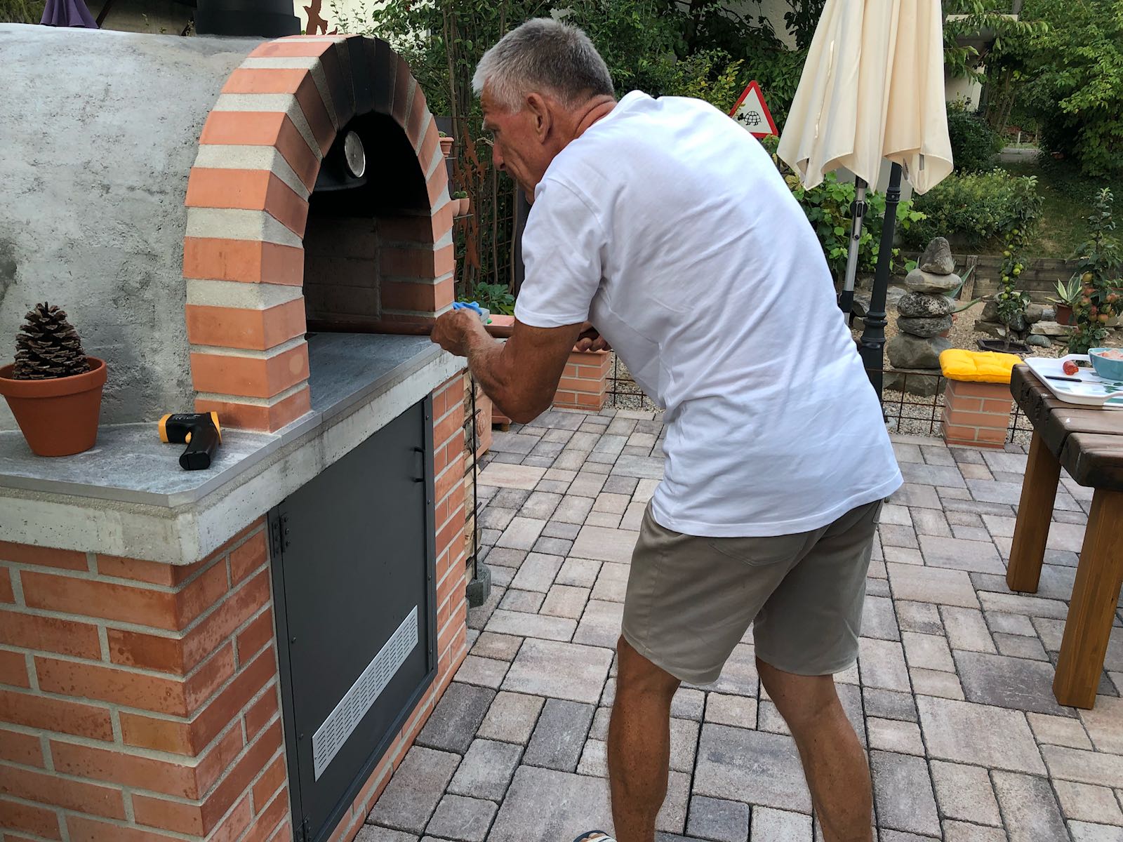 die ersten Pizzas werden gemacht