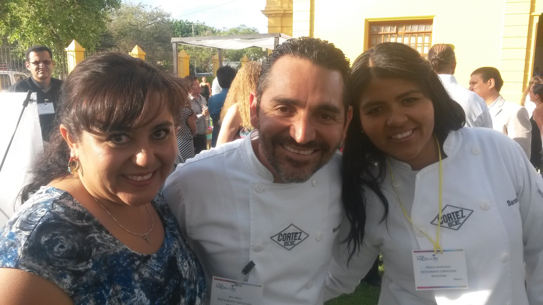 Lupita Cruz con el chef Nico Mejía, del restaurante Cortez, y la chef pastelera FOTO: Areli Ávila