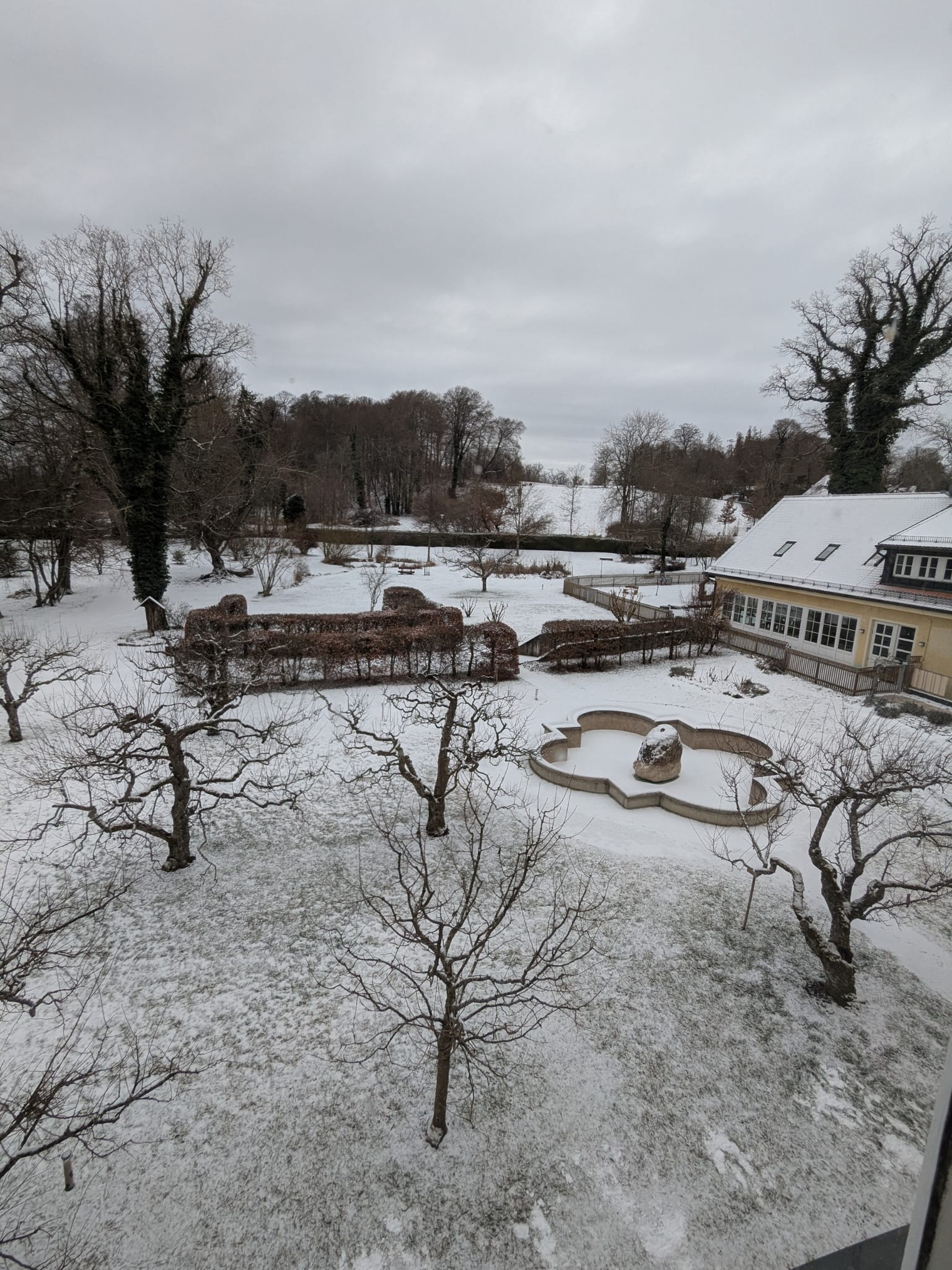 Blick von der Terasse auf den Garten