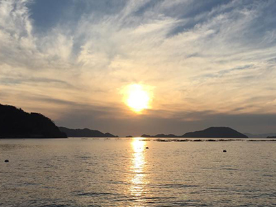 八幡浜市真穴地区からみた宇和海の夕日