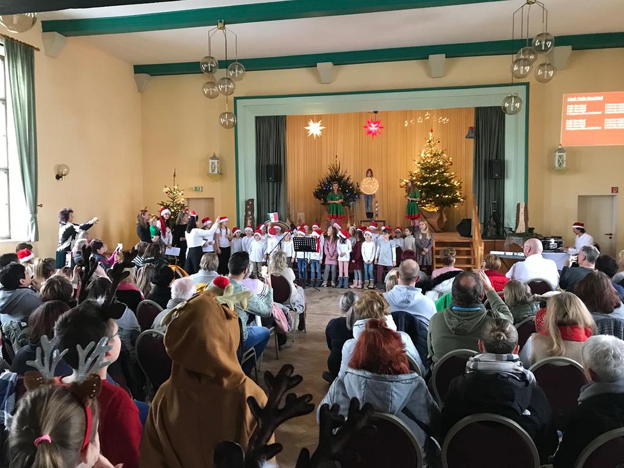 Weihnachtsprogramm der Grundschule Neschwitz im Saal des Herrschaftlischen Gasthofes