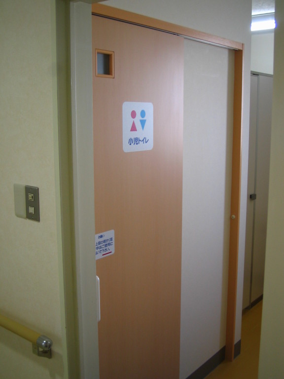 こども用のトイレです　上の窓の明かりで確認してね