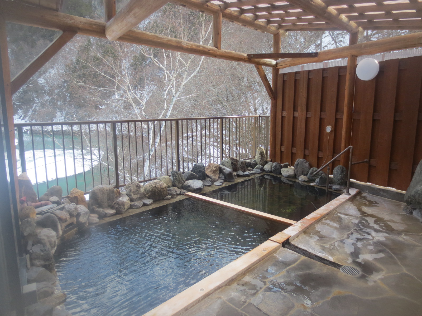 温泉プール？ 上高地 日帰り温泉 さわんど温泉 梓湖畔の湯 源泉かけ流し 四季を感じる山間の温泉