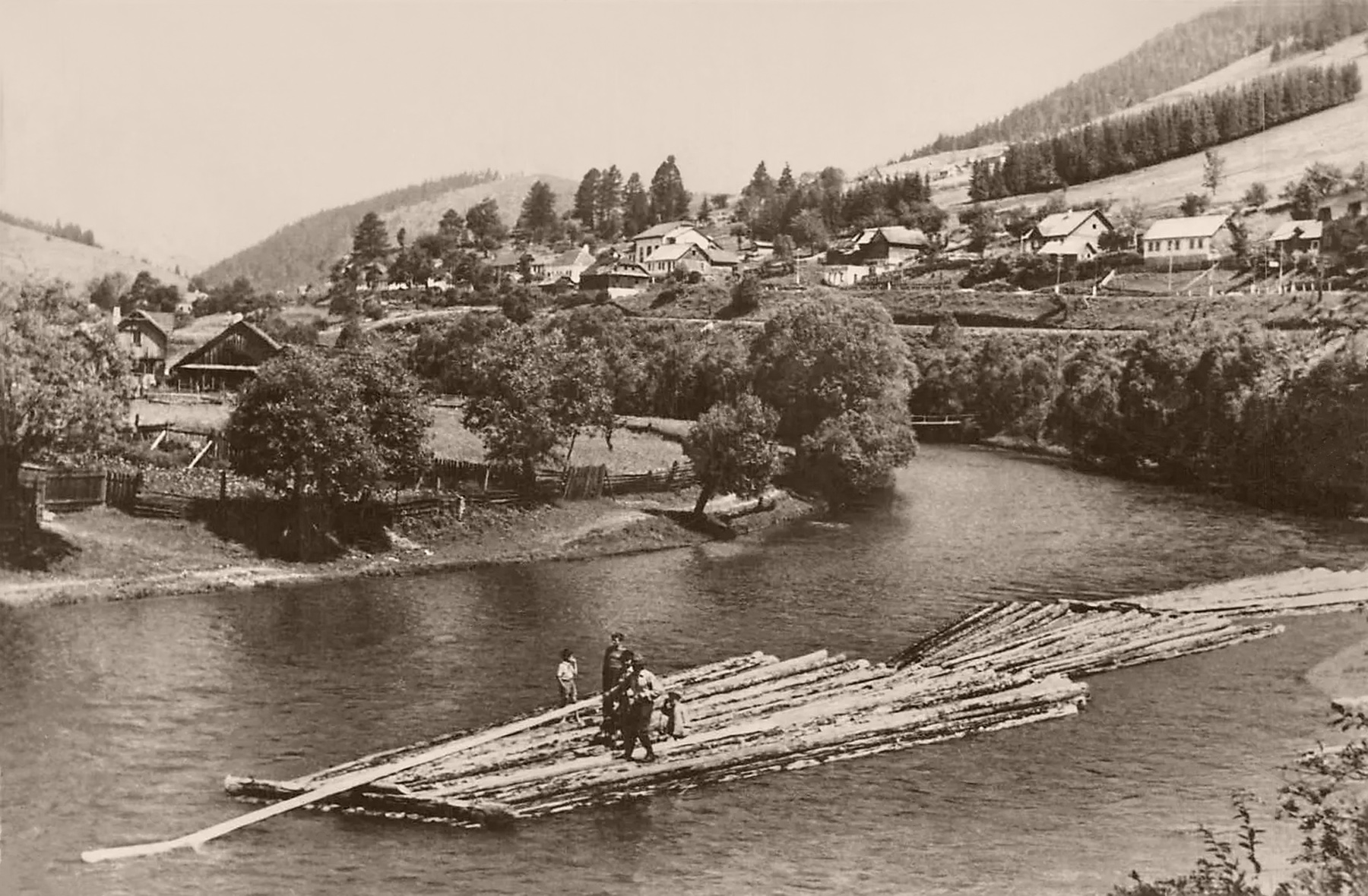 Raft on the Golden Bistrița near Iacobeni, Bukovina. Postcard.