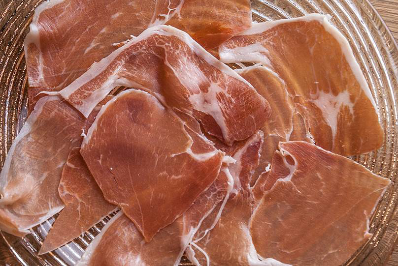 1. Bündnerfleisch oder Rohschinken auf Teller verteilen (ca. 5 Scheiben pro Person)